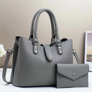Détail du sac cabas gris texture litchi avec portefeuille enveloppe assorti et garniture