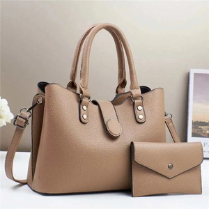 Détail d'un ensemble de sacs à main marron kaki avec portefeuille assorti en cuir