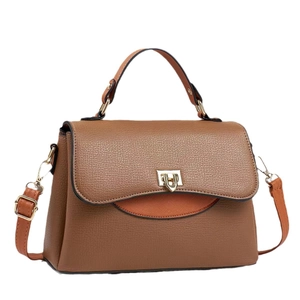 Sac à main élégant en cuir Saffiano marron avec serrure dorée et bandoulière amovible