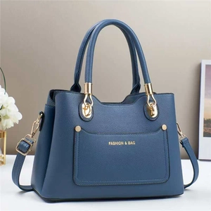 Elegante hellblaue Damenhandtasche aus Kunstleder mit goldenen Metalldetails