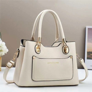 Elegante beige Damenhandtasche aus genarbtem Leder mit Griffen und einem langen Schultergurt