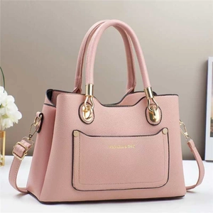 Detailansicht der rosa Handtasche mit Litschiprägung und eleganten goldenen Metallelementen