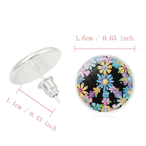 Detailansicht der Friedenszeichen-Ohrstecker mit Blumenmuster und 1,6 cm Durchmesser