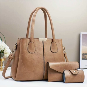 Dettaglio borsa tote kaki con cuciture patchwork e raffinati accessori dorati