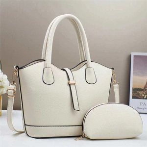 Ensemble sac seau beige chic en cuir texturé avec poignées rondes et détails dorés