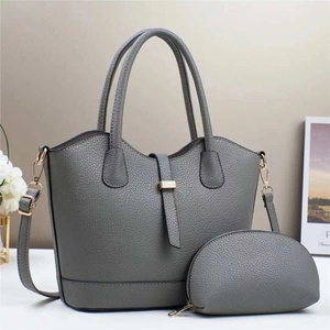 Grand sac cabas gris foncé en cuir grainé avec sa petite pochette assortie assortie