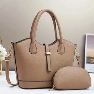 Détail de l'ensemble sac seau kaki grainé litchi avec accessoires dorés et pochette
