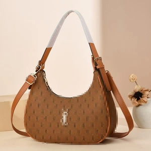 Détail du sac hobo marron avec motif monogramme et bandoulière réglable élégante