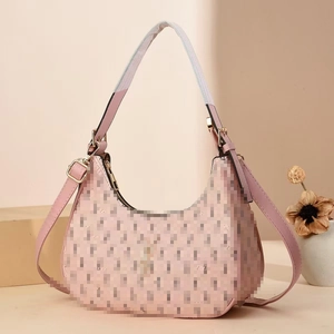Sac bandoulière rose en forme de lune avec boucles dorées sur un support élégant