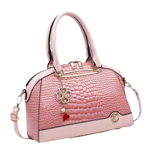Borsa rosa effetto coccodrillo con logo in metallo e ciondolo su sfondo bianco