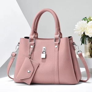 Sac à main rose texture grainée avec cadenas argenté et mini pochette assortie