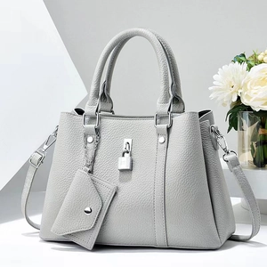 Sac à main gris clair en cuir grainé avec petite pochette et bandoulière amovible