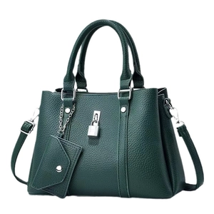 Sac à main vert foncé avec texture litchi, bandoulière amovible et mini pochette