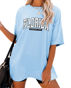 Détail de l'imprimé Florida Sunshine State sur un t-shirt oversize en coton bleu ciel