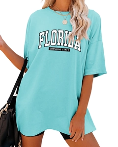 Détail du t-shirt oversize bleu clair FLORIDA SUNSHINE STATE avec un look de style urbain