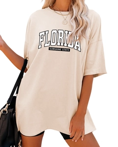 Détail du t-shirt beige oversize Florida Sunshine State avec accessoires sur mannequin