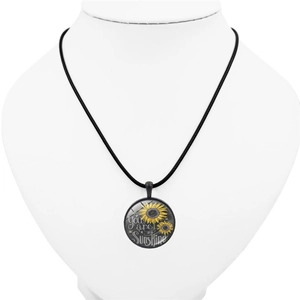 Détail du collier pendentif tournesol You Are My Sunshine sur modèle de cou