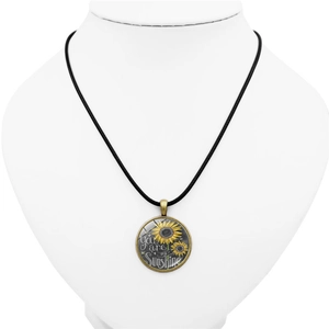 Collier pendentif tournesol You Are My Sunshine avec cordon noir sur un mannequin
