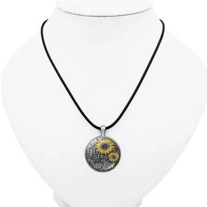 Collier tournesol avec pendentif citation 'You Are My Sunshine' sur cordon noir