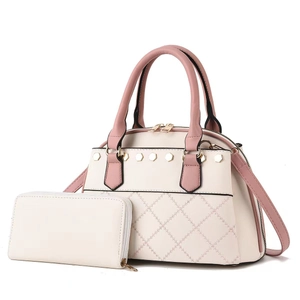 Dettaglio della borsa shopping trapuntata beige con portafoglio coordinato