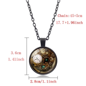 Détail du collier steampunk montrant le pendentif de 2,8cm et le design d'engrenage