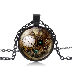 Collier pendentif horloge steampunk vintage avec engrenages mécaniques sous dôme