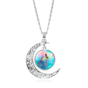 Détail du collier loup hurlant à la lune montrant le motif de vigne évidé en argent