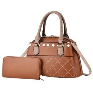 Set borsa trapuntata marrone con portafoglio coordinato e dettagli in borchie metalliche