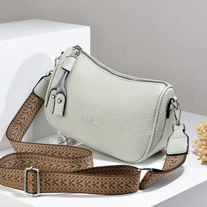 Borsa a tracolla cilindrica beige minimalista con cinturino boho e incisione
