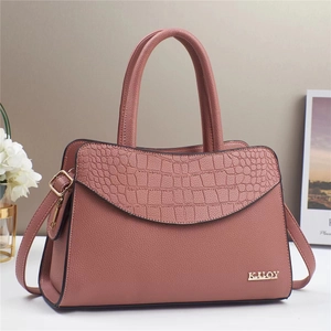 Rosafarbene Handtasche mit Krokodilleder-Struktur und elegantem goldenem K-UOY Logo