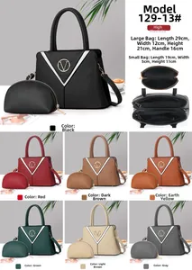 Détail du grand sac cabas avec pochette intérieure, texture grainée et logo en V