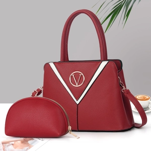 Sac à main en cuir grainé rouge avec contraste V blanc et logo métallique