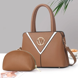 Ensemble sac à main en cuir marron grainé avec logo V doré et détails élégants