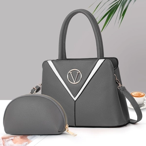 Détail d'un ensemble de sacs gris en cuir grainé avec patchwork en V et métal doré