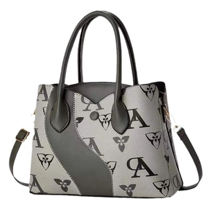 Sac à main patchwork gris avec imprimé monogramme et surpiqûres blanches contrastées