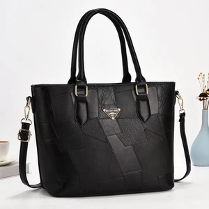 Secchiello moderno nero con patchwork geometrico e dettagli in metallo dorato