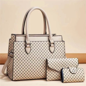 Set dettagliato da tre pezzi con borsa tote a griglia, portafoglio e porta carte beige