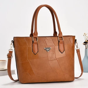 Borsa a secchiello in pelle marrone con motivi geometrici e dettaglio logo in metallo