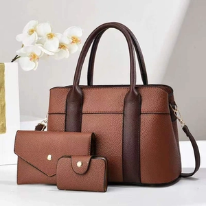 Ensemble de sacs à main trois pièces pour femmes en cuir marron avec portefeuille assorti