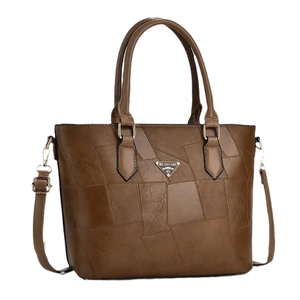 Borsa a secchiello marrone in finta pelle con patchwork, logo metallico e manici