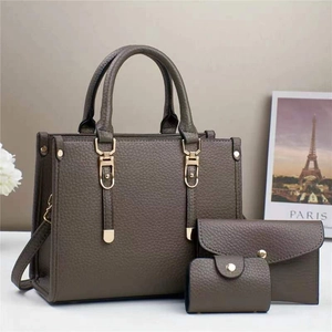 Ensemble de 3 sacs cabas taupe foncé en cuir grainé avec détails en métal doré chic