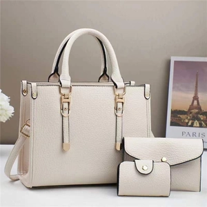 Ensemble de trois sacs blanc crème en texture grainée avec garnitures dorées chic