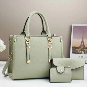 Ensemble de trois sacs à main vert clair en cuir grainé avec détails en métal doré