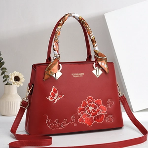 Borsa ricamata rossa con motivo a peonia, manico in foulard e tracolla rimovibile