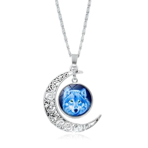 Détail du collier avec pendentif loup hurlant sur lune argentée ajourée et verre