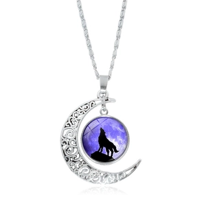Collier lune évidée vintage en argent avec silhouette de loup hurlant sur ciel étoilé