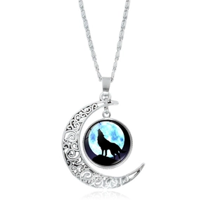 Collier lune évidé vintage argent avec pendentif loup hurlant sur fond de lune bleue