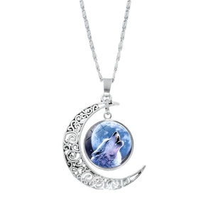 Collier lune vintage en argent avec silhouette de loup hurlant dans un pendentif bleu