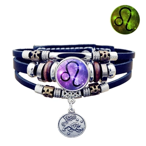 Detalle del brazalete de cuero del zodiaco Leo con colgante que brilla en la oscuridad