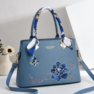 Borsa a mano blu con ricami floreali di peonia, manico in seta e dettagli dorati